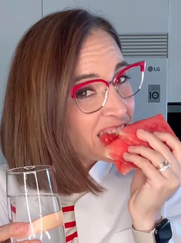 Boticaria García confiesa cuál es la fruta equivalente a 8 vasos de agua que ayuda a controlar tu peso