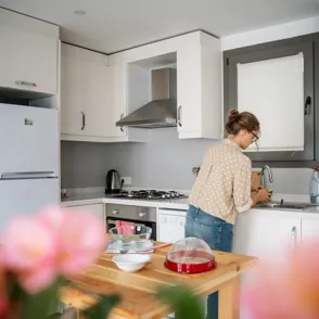 Por qué este mal hábito tan común en la cocina puede fomentar la proliferación de bacterias y cómo puedes prevenirlo