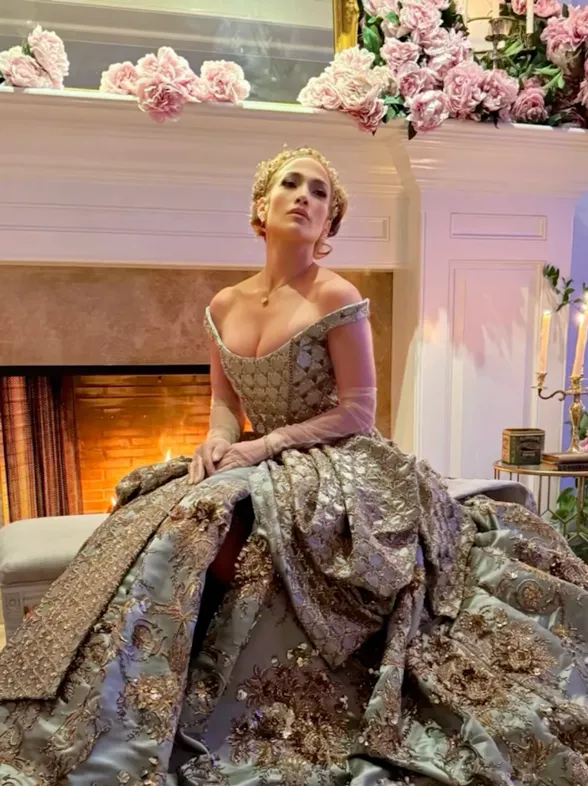 Jennifer López celebra sus 55 años con una espectacular fiesta basada en la saga 'Bridgerton' sin Ben Affleck