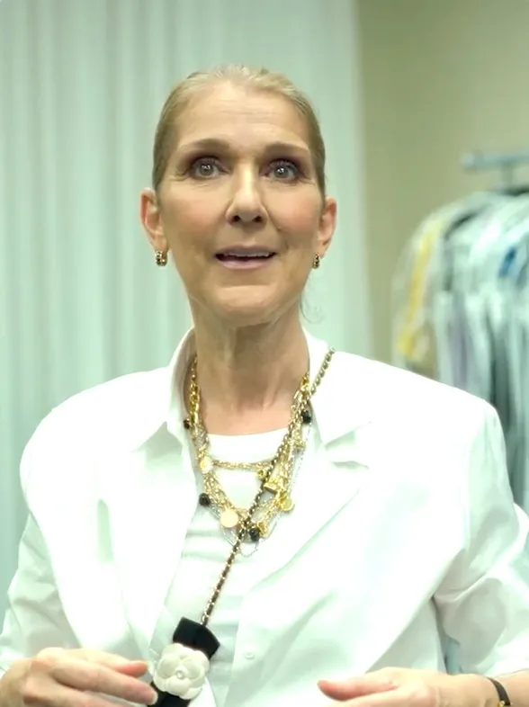 Celine Dion canta bajo la lluvia con un elegante vestido de flecos en la ceremonia inaugural de los Juegos Olímpicos