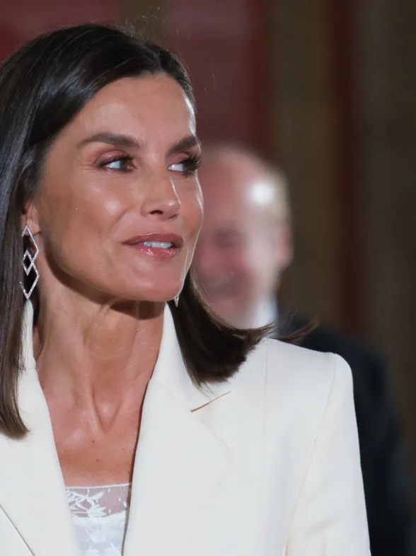 Letizia radiante en Mallorca con un look de lo más elegante y seductor: así es su vestido midi y metalizado de Boss