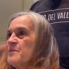 Una mujer se quita 10 años de encima con el corte de pelo pixie muy rejuvenecedor después de los 60