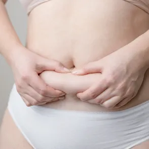 Michelines después de los 50: El alimento clave que deberías evitar según un entrenador
