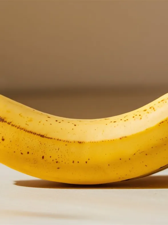 Por qué es mejor comer un plátano por la noche y no en otro momento del día, según los expertos