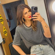 Nuria Roca al natural: sin maquillaje, con melena rizada y un vestido que potencia su bronceado