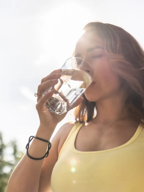 El hábito común con agua que podría aumentar las bacterias en tu cuerpo