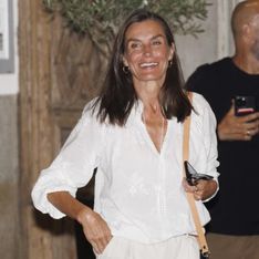 Letizia sorprende con una blusa boho elegante que potencia su bronceado y encontramos el clon en Zara por menos de 30€