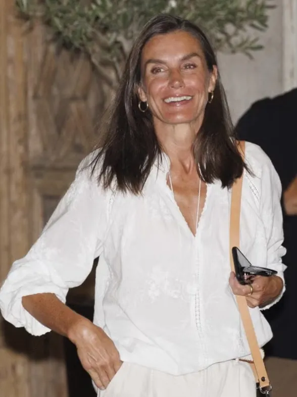 Letizia sorprende con una blusa boho elegante que potencia su bronceado y encontramos el clon en Zara por menos de 30€