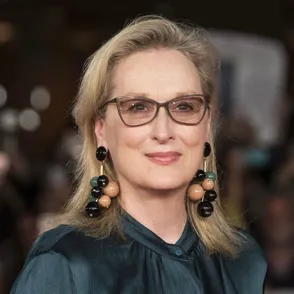 Meryl Streep brilla a sus 75 años con un vestido camisero combinado con accesorios que son pura estética años 90 y 2000