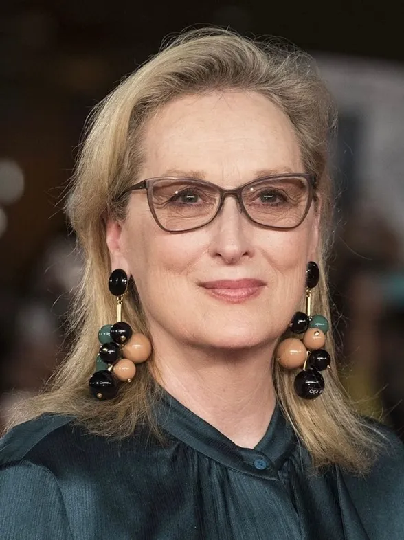 Meryl Streep brilla a sus 75 años con un vestido camisero combinado con accesorios que son pura estética años 90 y 2000