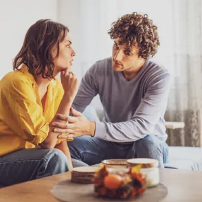¿Puede ir bien una pareja con celos, poco sexo o 'cuernos'? Una psicóloga lo explica