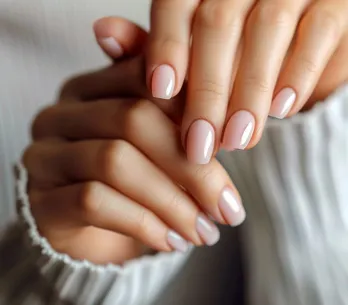 10 propuestas de manicura para septiembre: fáciles de llevar al trabajo y perfectas para presumir de moreno