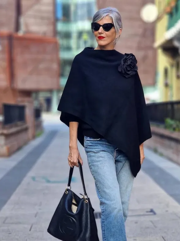 Ni cazadoras ni abrigos de paño: esta es la nueva tendencia que te mantendrá abrigada con estilo este otoño