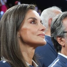 Letizia rescata su blusa clásica y apuesta por sandalias de tacón sensato: comodidad y estilo en su look de temporada