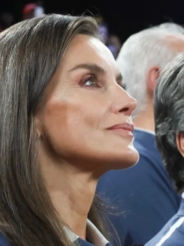 Letizia rescata su blusa clásica y apuesta por sandalias de tacón sensato: comodidad y estilo en su look de temporada