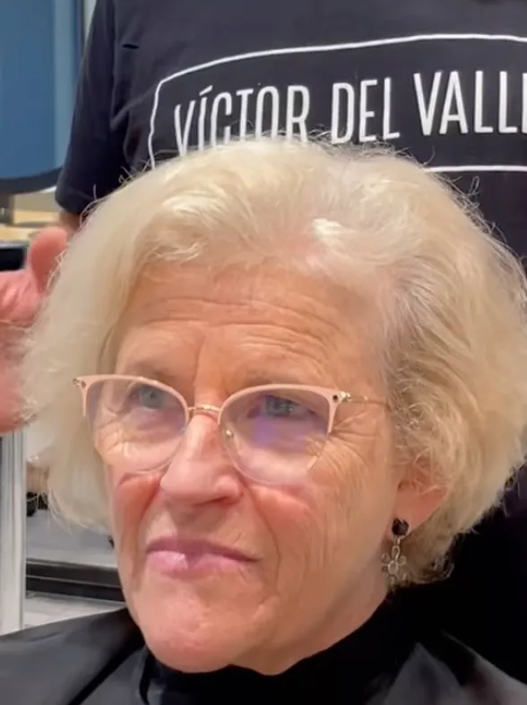 Una mujer se quita 10 años de encima con este moldeador suave que define sus rizos a partir de los 60