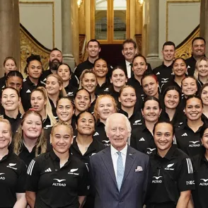 Carlos III se salta el protocolo real con las jugadoras de rugby de Nueva Zelanda: la imagen que nadie esperaba ver