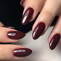 Grandmacore nails: todo lo que tienes que saber sobre la tendencia en manicura del momento