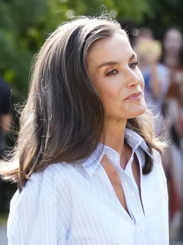 Letizia sorprende con una camisa con aberturas y corte cropped de Mango: muy juvenil y en tendencia