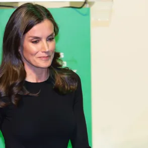 Letizia vuelve a apostar por el negro y sus icónicos aretes en la inauguración de la nueva temporada del Teatro Real