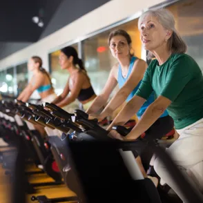 Nuestras abuelas ya lo sabían: esta es la actividad simple que te ayuda a quemar grasa sin agotarte después de los 50