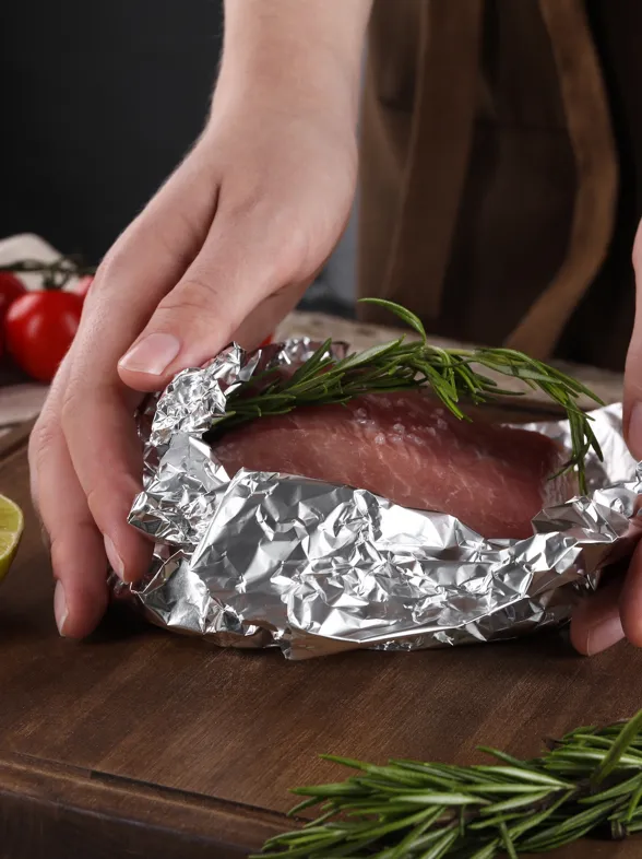 El truco del papel de aluminio: ¿sabías que tiene un lado específico para la buena conservación de alimentos?