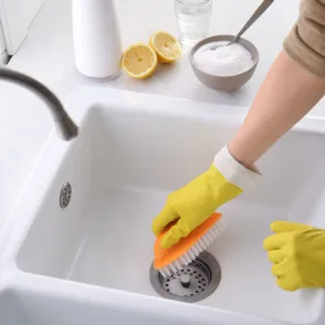 Adiós a los malos olores en el fregadero con estos 3 ingredientes baratos que seguro que tienes en casa