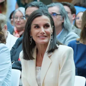 Letizia rescata su look más dulce en su regreso a los micrófonos: el dos piezas lila que nunca pasa de moda