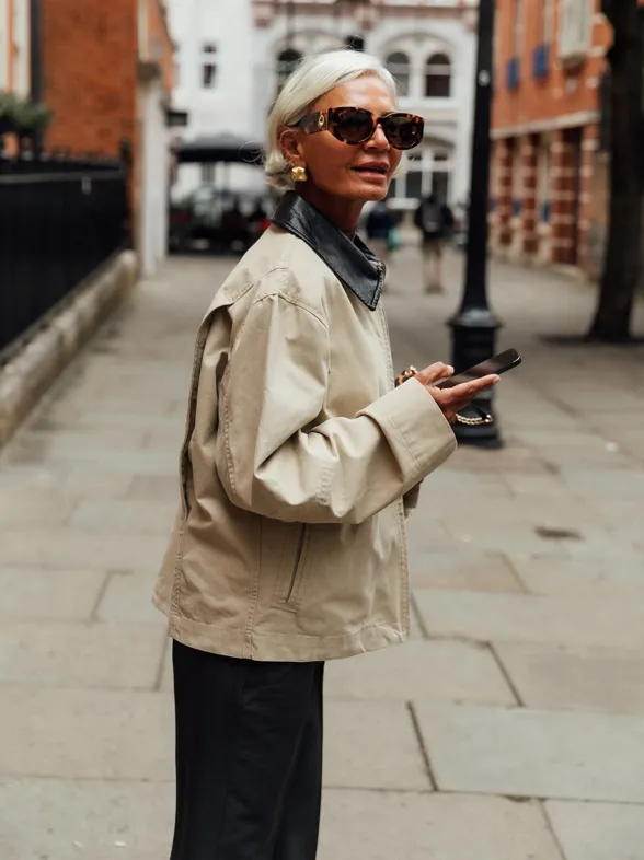 Estas Skechers metalizadas son nuestras favoritas de otoño para mujeres de 60: elegantes y suman altura