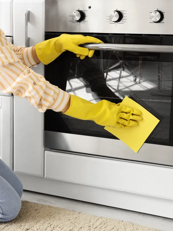 Soy experto en limpieza y este es el ingrediente infalible para dejar el exterior del horno impoluto
