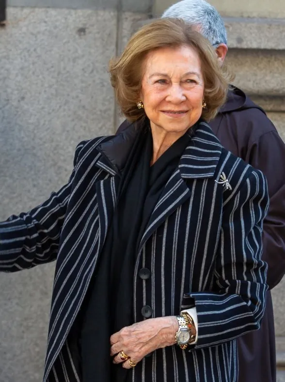 La reina Sofía reinventa el clásico traje negro con un toque de brillo y un broche lleno de significado