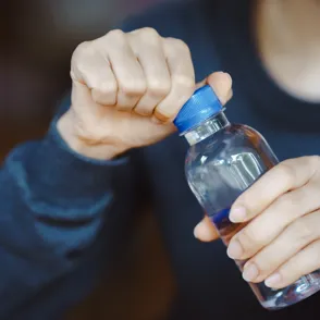 ¡Cuidado! Este mal hábito con tu botella de agua favorece la aparición de bacterias