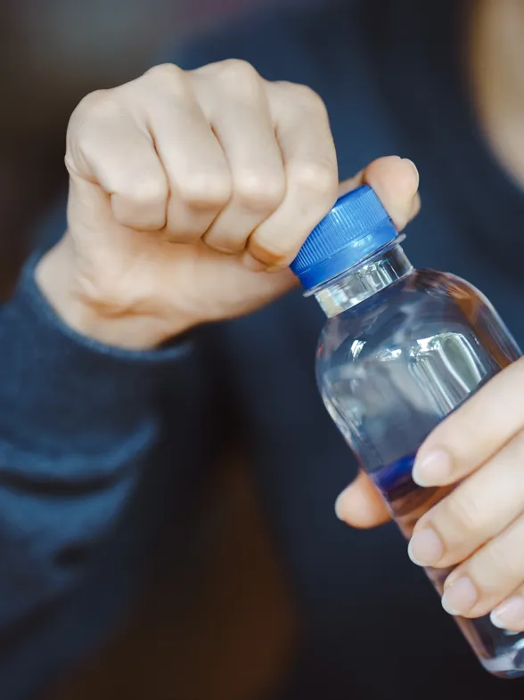 ¡Cuidado! Este mal hábito con tu botella de agua favorece la aparición de bacterias