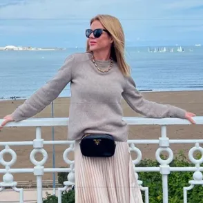 5 faldas satinadas de Zara que respiran lujo silencioso y amarán las mujeres elegantes de 60 (desde 22,95 euros)