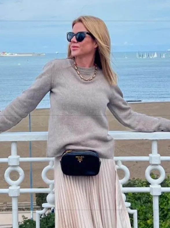 5 faldas satinadas de Zara que respiran lujo silencioso y amarán las mujeres elegantes de 60 (desde 22,95 euros)