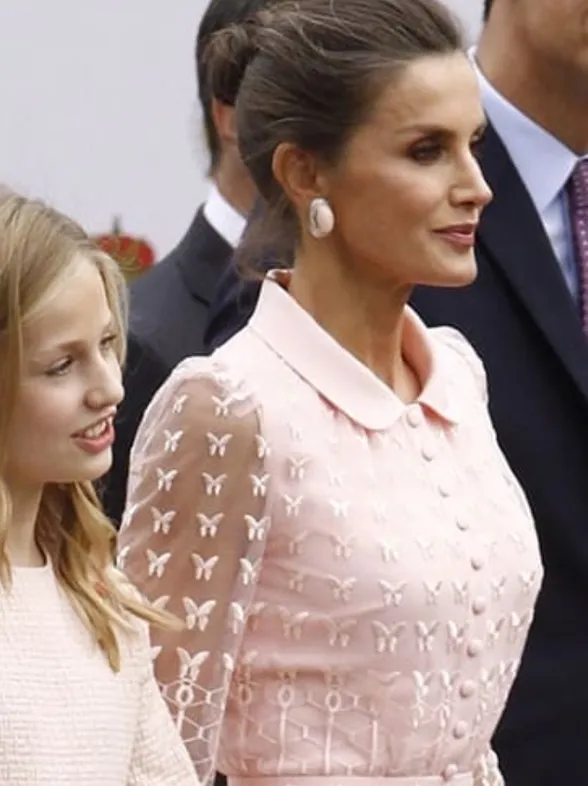 El look de Letizia en el Día de la Hispanidad que sigue siendo tendencia este 2024: camisero y con transparencias