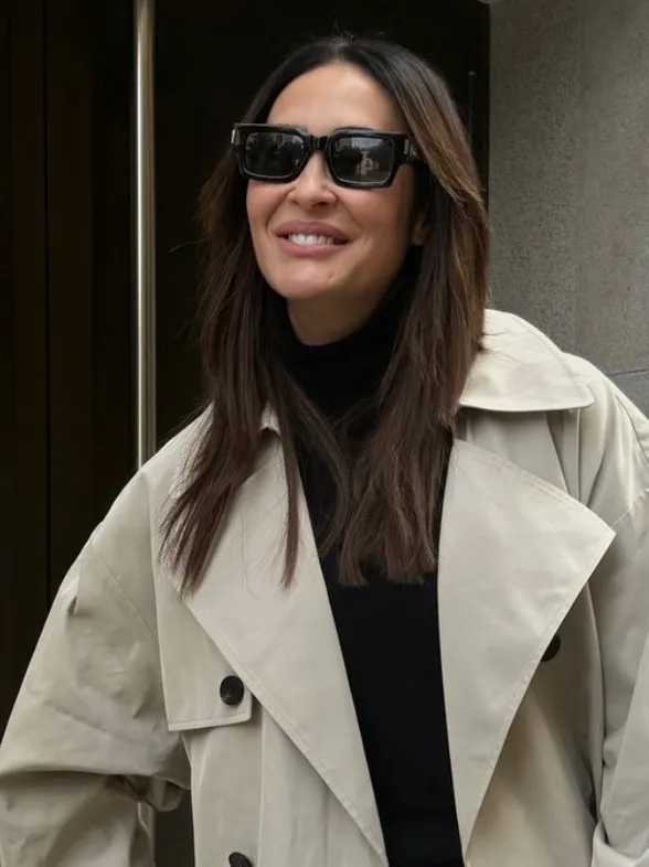 Vicky Martín Berrocal arrasa con la gabardina de corte oversize que favorece a todas y tenemos su clon 'low cost' en H&M
