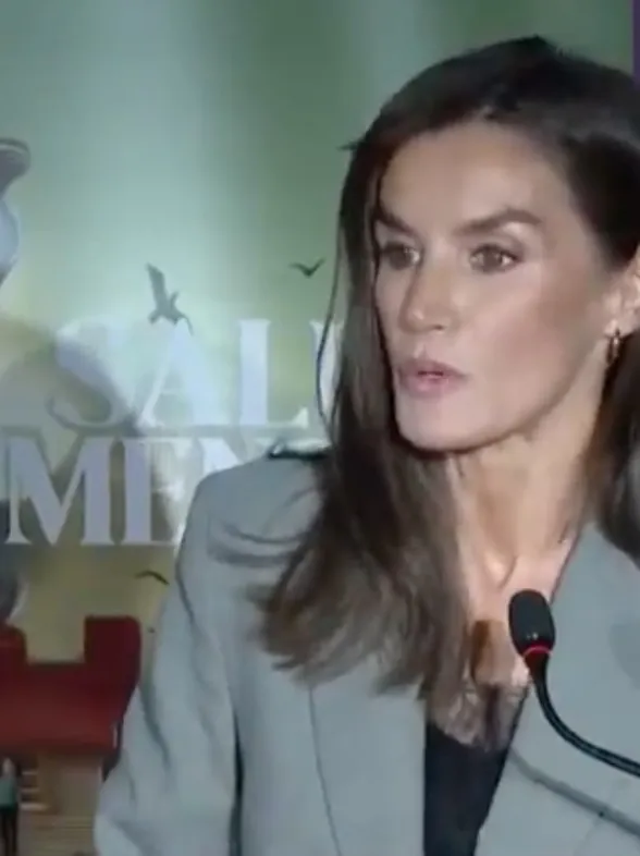 Letizia NO arriesga y elige el clásico traje de dos piezas gris que arrasa entre las mujeres elegantes de 50 este otoño
