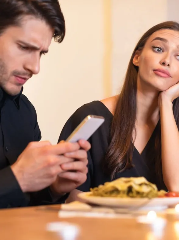 Estas son las preguntas que NO deberías hacer en tu primera cita con alguien, según una coach del amor