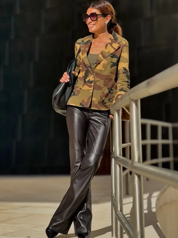 Zara rebaja los 3 pantalones de cuero que triunfarán entre las mujeres de 50 elegantes: cómodos y en tendencia
