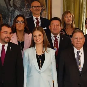 Leonor toma prestados los pendientes estrella de Letizia y brilla con su look en los Premios Princesa de Asturias