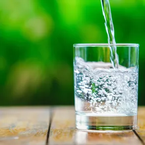 ¿Es una buena idea tomar agua con gas a diario? Esto es lo que dicen los expertos