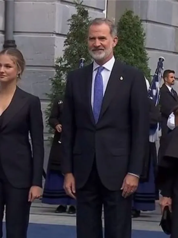 Letizia, impresionante con un vestido negro de corte asimétrico y enormes volantes en los Premios Princesa de Asturias
