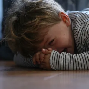 5 actitudes infalibles para calmar la rabieta de un niño al momento, según un psicólogo (y te van a sorprender)