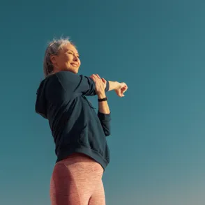 Este es el ejercicio que realmente necesitas después de los 50 según los expertos (y no es yoga)