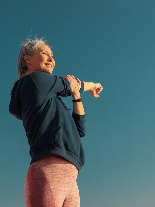 Este es el ejercicio que realmente necesitas después de los 50 según los expertos (y no es yoga)