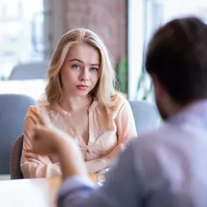 10 razones comunes (y evitables) por las que él no te llama después de la primera cita