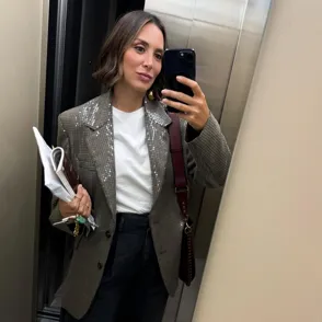 Tamara Falcó arrasa en El Hormiguero con un elegante traje negro satinado de Zara que agotará existencias en Navidad