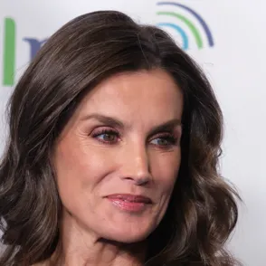 Negro y con largo midi: Letizia tiene el vestido de punto en tendencia que mejor combina con botas altas y estiliza