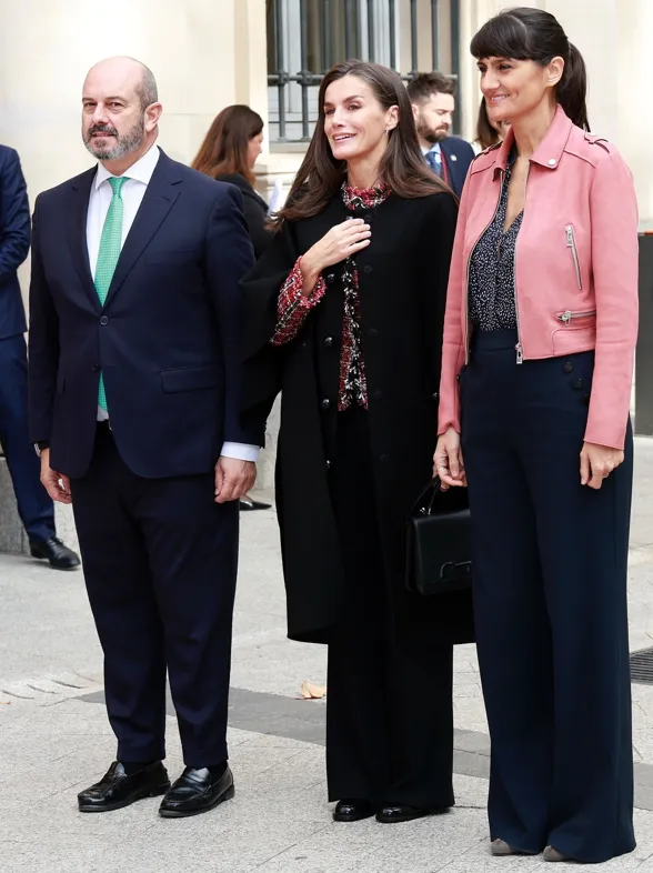 Letizia apuesta por el abrigo capa más elegante y hace un nuevo guiño a Valencia con sus joyas en su último acto público